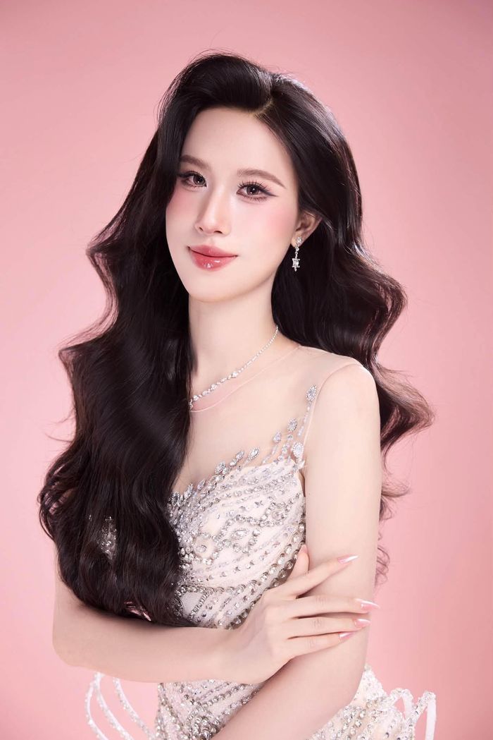 "Trước đây, tôi có cơ hội tham gia hoạt động thiện nguyện và bảo vệ môi trường. Những trải nghiệm ấy giúp tôi nhận ra rằng, việc bản thân trực tiếp gặp gỡ, lắng nghe và cùng làm một điều hữu ích, giá trị bài học nhận được sẽ sâu sắc hơn rất nhiều so với những gì mình đọc hoặc nghe kể", Quỳnh Trang bày tỏ.