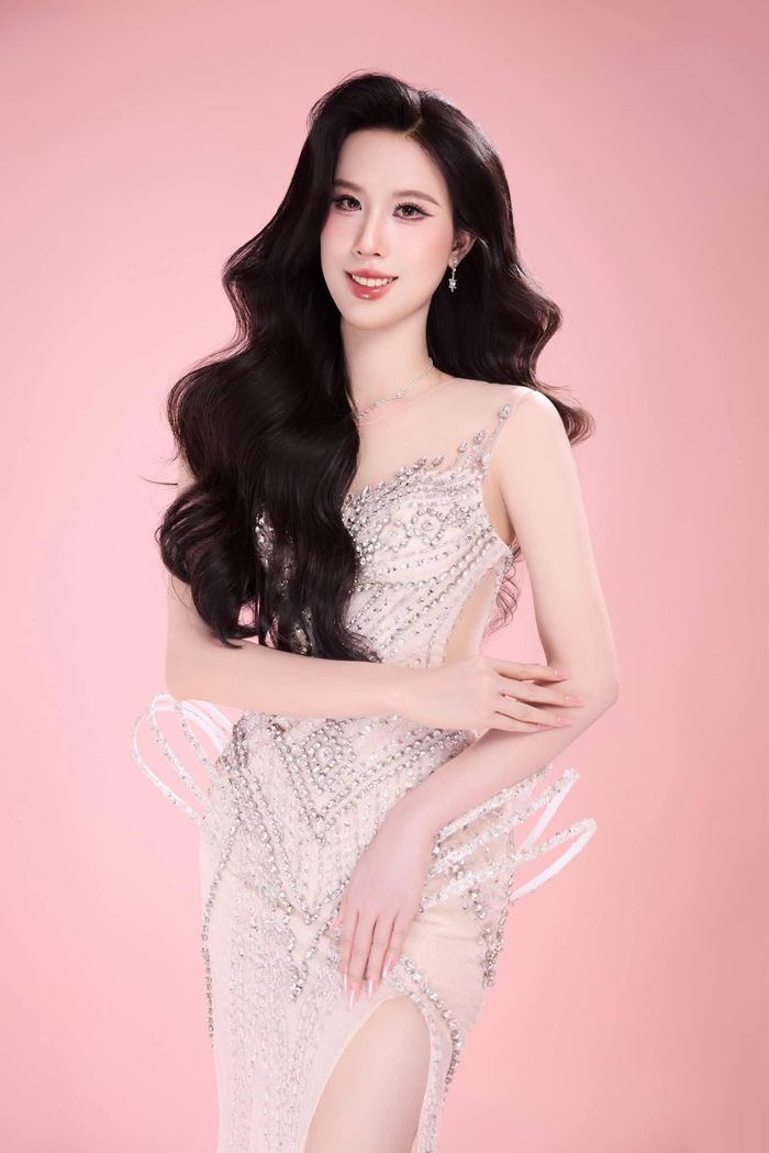 Người đẹp gốc Hưng Yên nhấn mạnh: "Tôi mong chờ bước ra khỏi ánh đèn sân khấu, gặp gỡ những con người và những câu chuyện thực tế trong hành trình Hoa hậu Việt Nam 2026. Bởi tôi muốn trải nghiệm để thấu hiểu, yêu thương, sẻ chia nhiều hơn. Và từ đó, tôi học cách sống có trách nhiệm với cộng đồng".