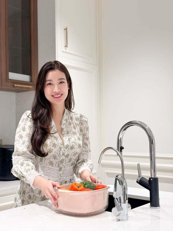 Vợ chồng Đỗ Mỹ Linh đã dành hơn một năm thiết kế, xây dựng tổ ấm. Trong giai đoạn hoàn thiện nhà, hoa hậu Việt Nam 2016 cũng tự tay chọn mua từng món nội thất. 