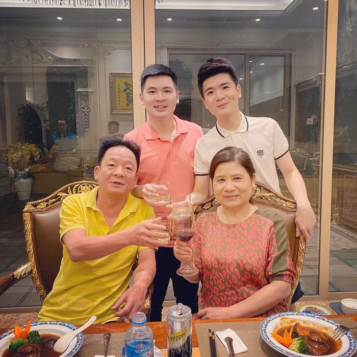 Phòng ăn mang phong cách cổ điển với bàn gỗ lớn, ghế tựa chạm khắc, sử dụng tông vàng - nâu chủ đạo. Hệ cửa kính lớn giúp tận dụng ánh sáng tự nhiên và tăng độ mở cho không gian. Đây là nơi diễn ra các bữa ăn sum họp, được bài trí gọn gàng, giữ sự ấm cúng nhưng vẫn đảm bảo tính thẩm mỹ.