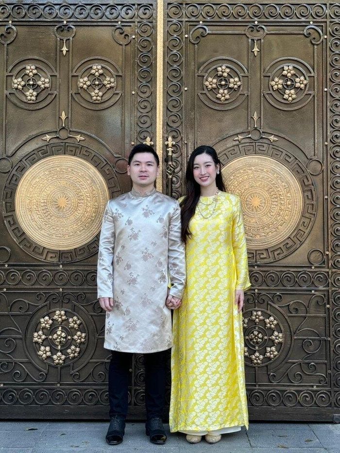 Cổng chính là nơi Đỗ Mỹ Linh và gia đình chồng thường chụp ảnh cùng nhau mỗi dịp lễ Tết. Các không gian chức năng như sân vườn, hồ bơi, phòng khách, bếp - phòng ăn, khu giải trí, phòng gym và phòng làm việc được phân bổ theo từng tầng, đáp ứng nhu cầu sinh hoạt của gia đình nhiều thế hệ.