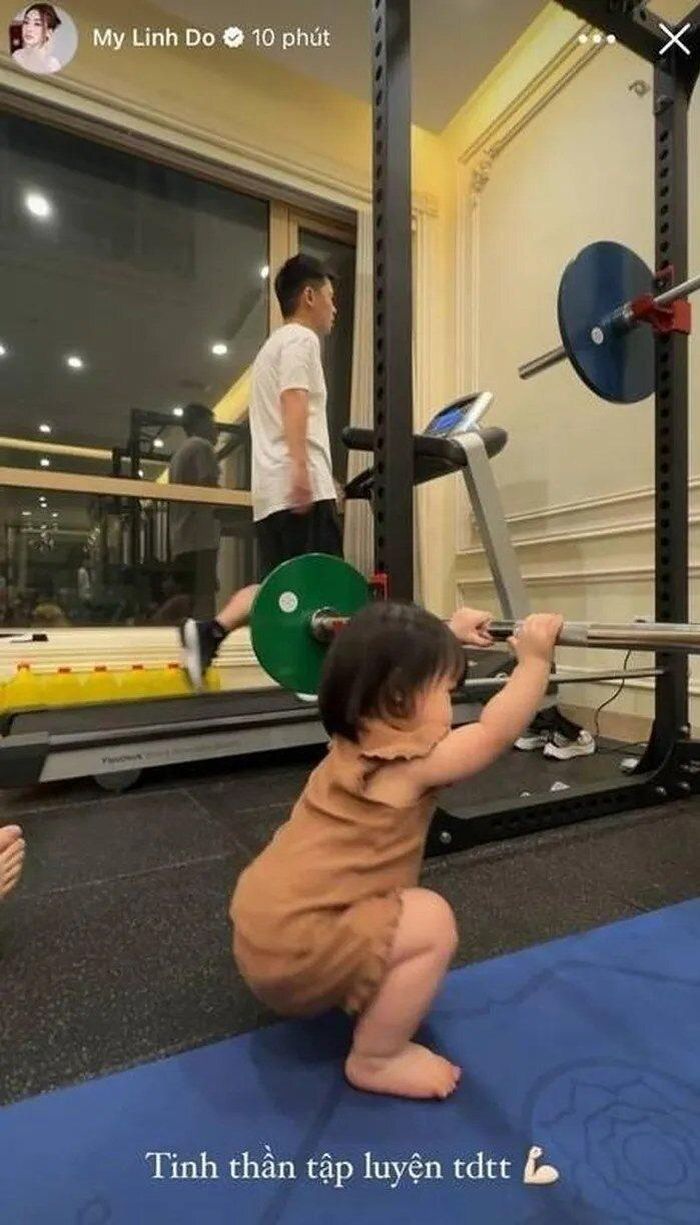 Biệt thự còn sở hữu khu vực giải trí và thể thao đầy đủ tiện nghi với phòng gym rộng rãi, trang bị máy móc hiện đại từ máy chạy bộ, máy tập đa năng cho đến các thiết bị hỗ trợ rèn luyện sức khỏe khác. Không gian sử dụng sàn chuyên dụng, gương lớn, phục vụ nhu cầu rèn luyện sức khỏe hàng ngày của các thành viên.