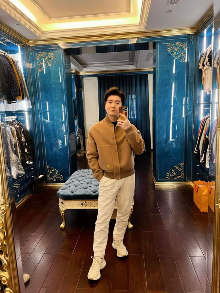 Các phòng ngủ đều tích hợp khu thay đồ thiết kế như showroom thu nhỏ, với hệ tủ âm tường phủ kính bố trí hai bên. Tông xanh kết hợp chi tiết viền vàng tạo điểm nhấn, đồng nhất với tổng thể kiến trúc. Không gian sử dụng ánh sáng vàng dịu và sàn gỗ tối màu, đảm bảo sự riêng tư và cảm giác sang trọng. Căn biệt thự đề cao tính tiện nghi và thẩm mỹ, với các không gian chức năng được tổ chức khoa học, phục vụ sinh hoạt của gia đình 3 thế hệ.