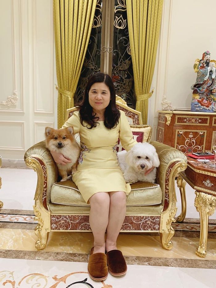 Sàn nhà lát đá sáng bóng với họa tiết tinh giản, góp phần tạo cảm giác rộng và thoáng. Theo hoa hậu, khu vực này được sử dụng linh hoạt, vừa là nơi tiếp khách, vừa là không gian sinh hoạt chung của gia đình.