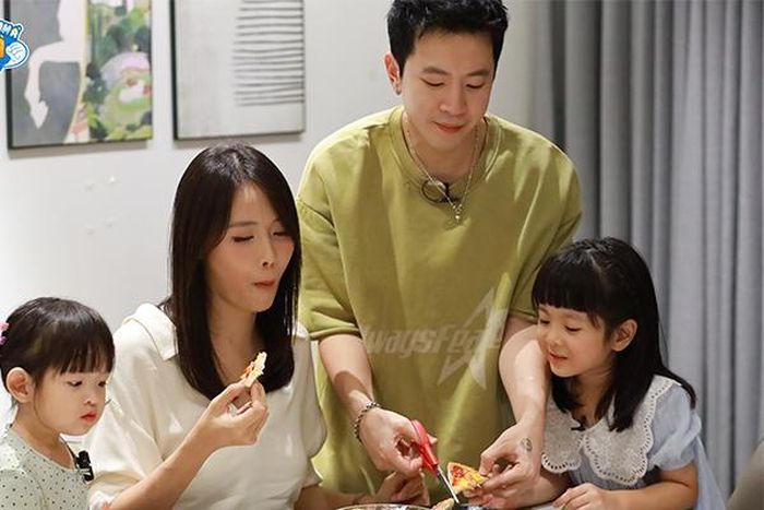 Phí Ngọc Hưng bên 2 con.