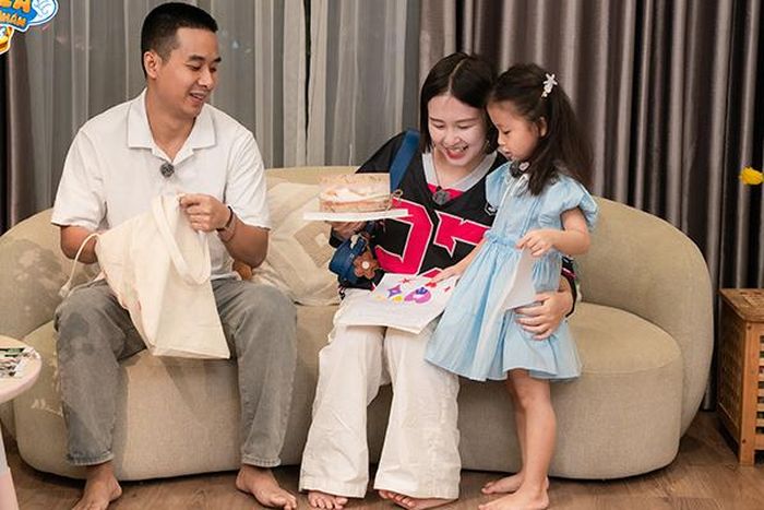 Em bé Minhee và bố mẹ.