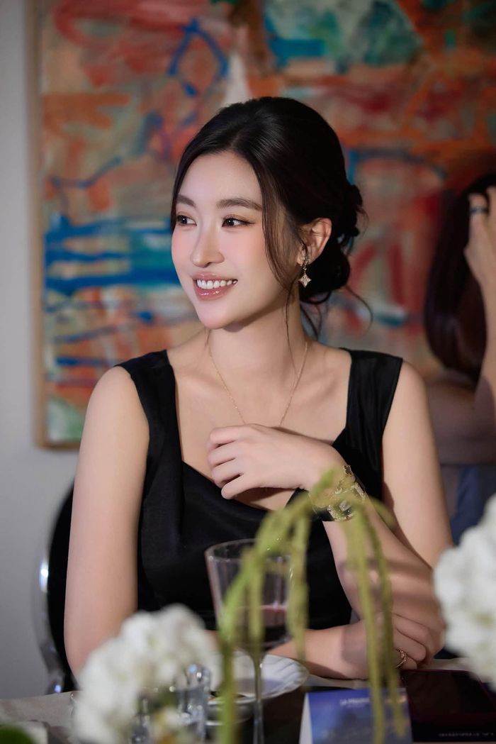 Sau khi lập gia đình, phong cách của Đỗ Mỹ Linh ngày càng trang nhã. Vì vậy, outfit lần này có thể coi là một sự cân bằng khá khéo léo: vẫn giữ kín đáo, trưởng thành thành quen thuộc nhưng có thêm những đường cắt vừa đủ để hình ảnh trở nên nữ tính, quyến rũ hơn.