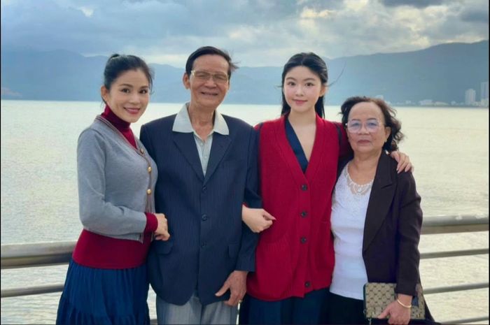 Con gái lớn nhà MC Quyền Linh khoe ảnh mẹ cùng ông bà ngoại.