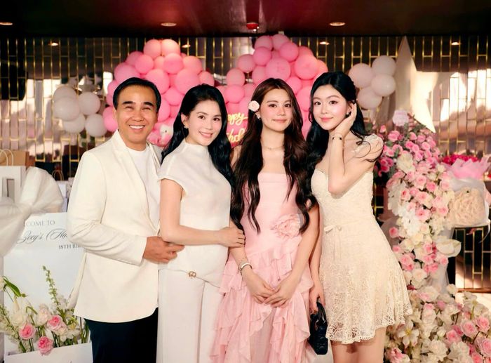 Gia đình nhỏ hạnh phúc của MC Quyền Linh sau 20 năm kết hôn với doanh nhân Dạ Thảo. Bà xã nam MC được biết đến là người đứng sau thành công của chồng, chăm lo mọi việc từ xây dựng, thiết kế nhà cửa đến nuôi dạy con cái, tạo điều kiện cho Quyền Linh chuyên tâm với nghề.