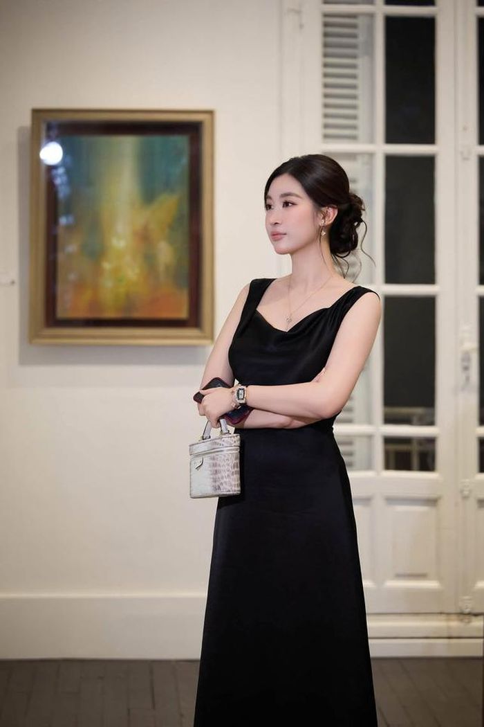 Đỗ Mỹ Linh nổi bật nhờ cách chọn trang phục phù hợp với phong cách, quyến rũ nhưng không mất đi vẻ trang nhã gắn liền với nàng hậu.