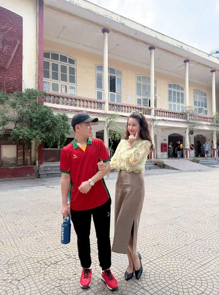 Diễn viên Mỹ Duyên gây chú ý khi chia sẻ hình ảnh hậu trường phim "Mùa hè năm ấy". Trong phim "Mùa hè năm ấy", Mỹ Duyên vào vai cô giáo dạy môn Hóa học. Vai diễn gây sốt với hình ảnh trẻ trung nhưng vẫn giữ sự chuẩn mực của giáo viên giúp nhân vật tạo thiện cảm ngay từ những tập đầu.