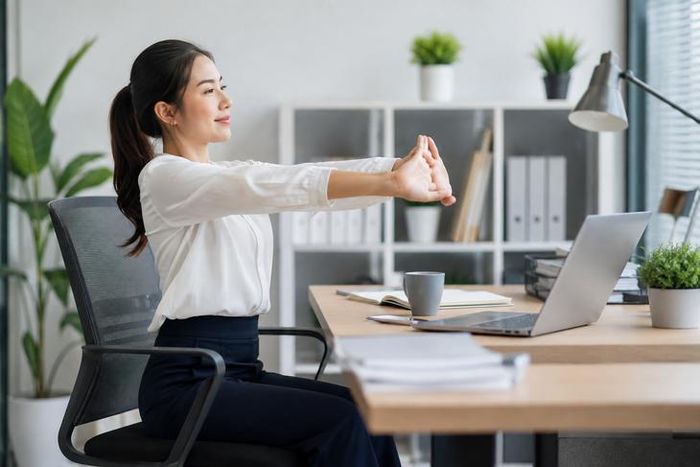 Thường xuyên thực hiện các động tác vận động nhẹ nhàng tại văn phòng giúp tiêu hao năng lượng, giảm mỡ.