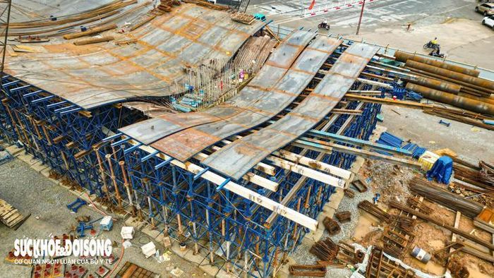 Ngoài hạng mục đường, công tác thi công 2 cầu vượt trên tuyến (nút giao Láng Hạ - Giảng Võ và nút giao Nguyễn Chí Thanh) cũng được nhà thầu triển khai xây dựng trong thời gian qua.