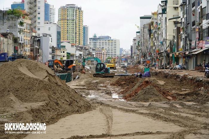 Máy móc thi công các hạng mục trên công trường dự án. Hệ thống hố ga, cáp và đường ống kỹ thuật dọc tuyến cơ bản đã hoàn thiện, sẵn sàng cho giai đoạn vận hành đồng bộ khi dự án đưa vào khai thác.