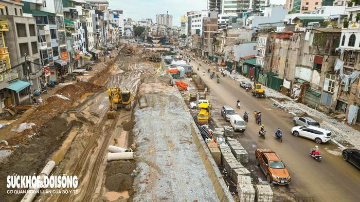 Song việc thi công cầu vượt tại nút giao Nguyễn Chí Thanh còn vướng mắc, bởi khu vực giữa trụ T3 và T4 của cầu vượt là vị trí giao cắt với nhà ga S3 thuộc tuyến đường sắt đô thị số 5 Văn Cao - Hòa Lạc.