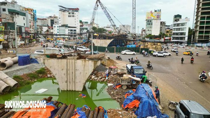 Cầu vượt nút giao Láng Hạ thuộc dự án đường Vành đai 1 đoạn Hoàng Cầu - Voi Phục (Hà Nội) đang được triển khai thi công.
