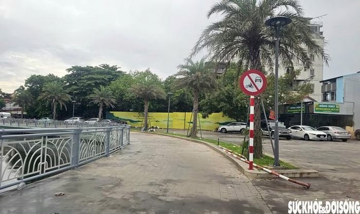 Biển cấm ô tô, xe máy được đặt ở các lối vào đường đi bộ. Ảnh: H.Dũng.