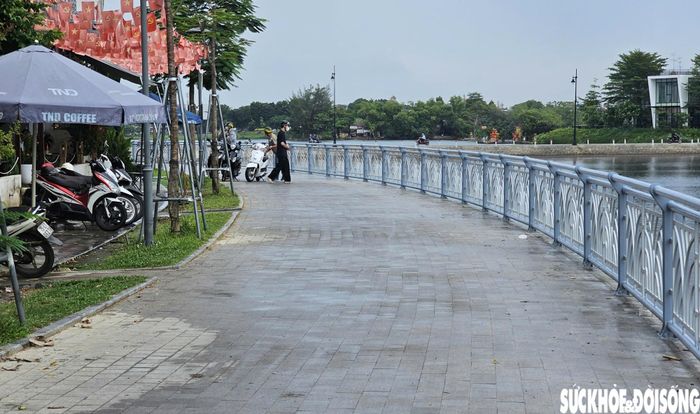 Hộ kinh doanh bày bàn, ghế, dù bạt lấn chiếm không gian công cộng. Ảnh: H.Dũng.
