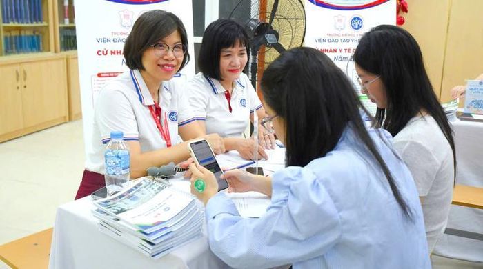 Thí sinh tìm hiểu thông tin và trải nghiệm tại Trường Đại học Y Hà Nội năm 2026. Ảnh: HMU