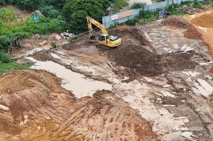 Máy xúc, xe tải san gạt mặt bằng khu Depot. Ảnh: T.Anh