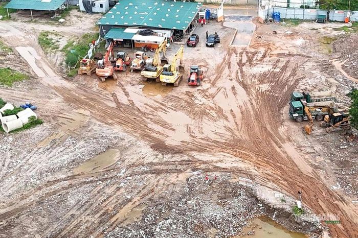 Máy móc được tập kết phục vụ san nền khu Depot. Ảnh: T.Anh