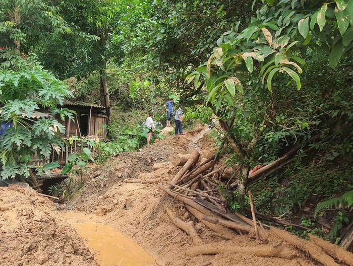 Đất đá từ taluy dương sạt xuống khu dân cư tại xã Yên Na sau đợt mưa lớn kéo dài.