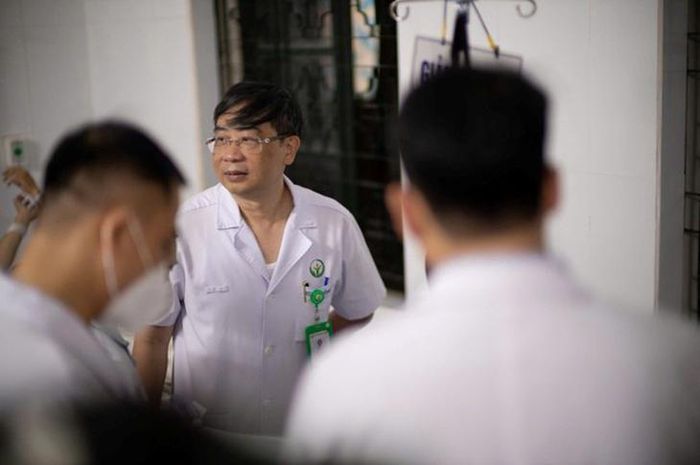 PGS.TS Lê Tư Hoàng đi buồng thăm khám cho người bệnh.