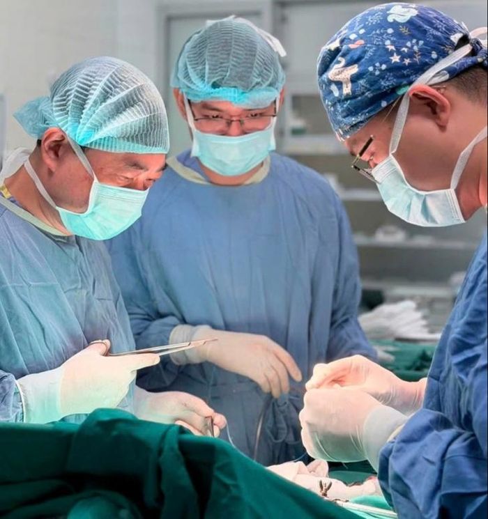 PGS.TS Lê Tư Hoàng – Trưởng khoa Điều trị theo yêu cầu trực tiếp phẫu thuật cho người bệnh.