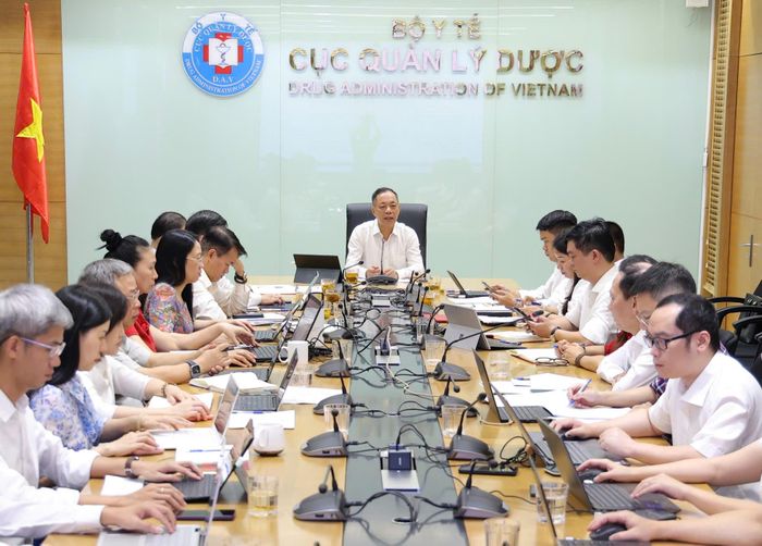 Cục trưởng Cục Quản lý Dược Vũ Tuấn Cường chủ trì buổi giao ban định kỳ của Cục Quản lý Dược. Ảnh: Trần Minh