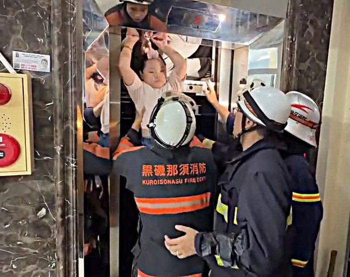 Một vụ thang máy gặp sự cố tại Định Công khiến 13 người mắc kẹt, trong đó có 8 trẻ em. Lực lượng cứu nạn, cứu hộ đã nhanh chóng đưa các nạn nhân ra ngoài an toàn. (Ảnh Đội CC&CNCH Khu vực số 13)
