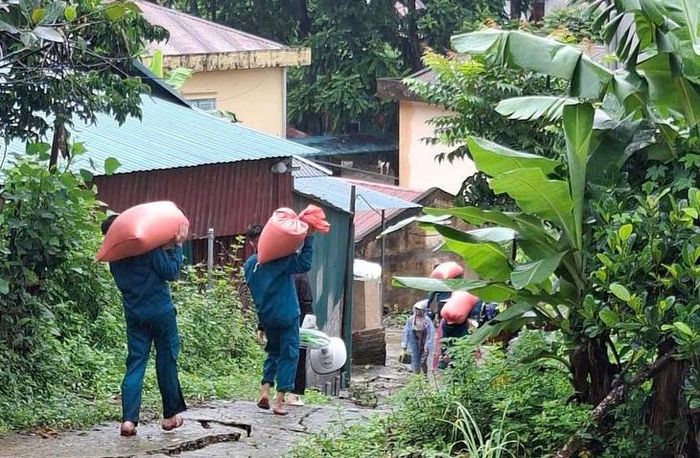 Lực lượng chức năng di dời người và tài sản đến nơi an toàn. Ảnh: UBND xã Quan Sơn.