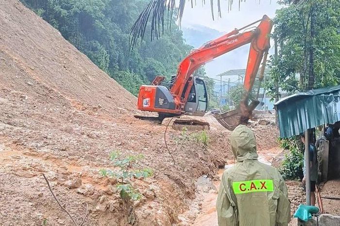 Lực lượng chức năng đã huy động máy móc, nhân lực khắc phục sạt lở. Ảnh: UBND xã Quan Sơn.