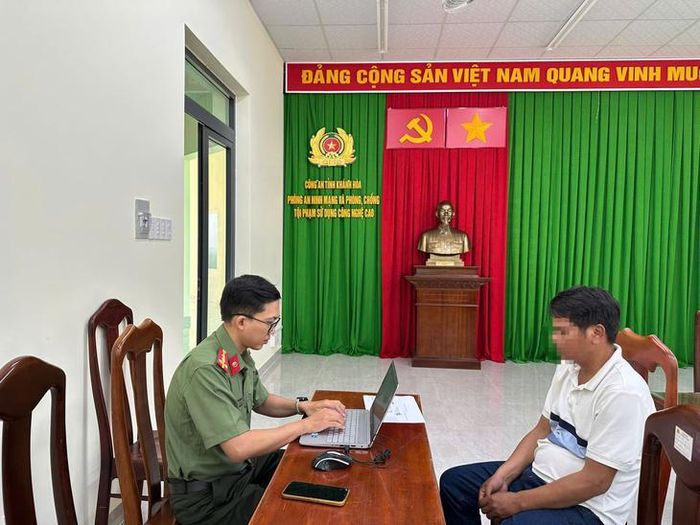 Lực lượng công an làm việc với các trường hợp thường xuyên tương tác, bình luận, chia sẻ trên trang của đối tượng Lê Trung Khoa. Ảnh: CAKH.