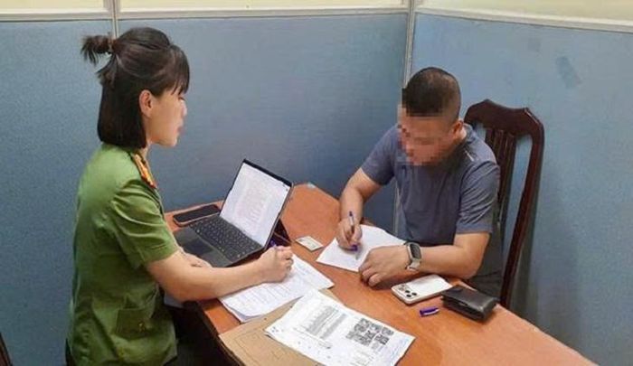 Cơ quan Công an làm việc với ông Đ.T.M. Ảnh: Công an TP Hà Nội