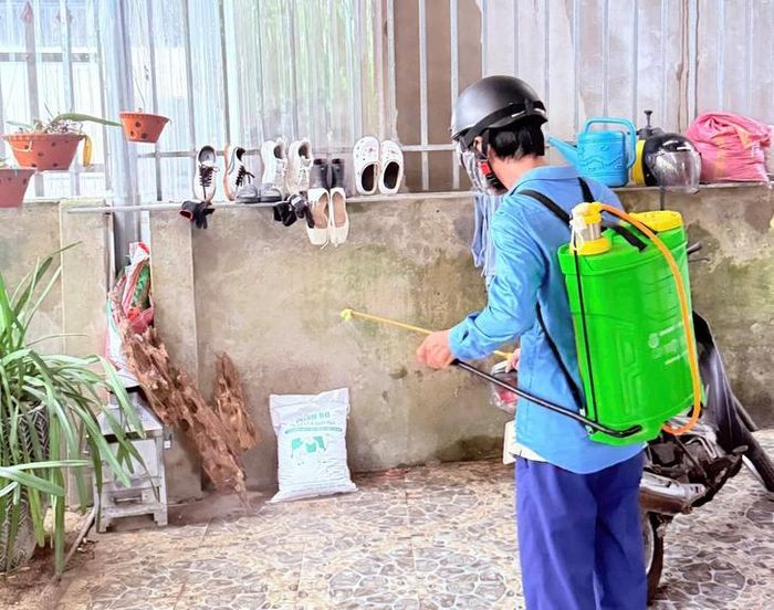 Trạm y tế phun hóa chất diệt muỗi tại khu vực nhà ở của các trường hợp mắc bệnh. Ảnh: Thu Hòa.