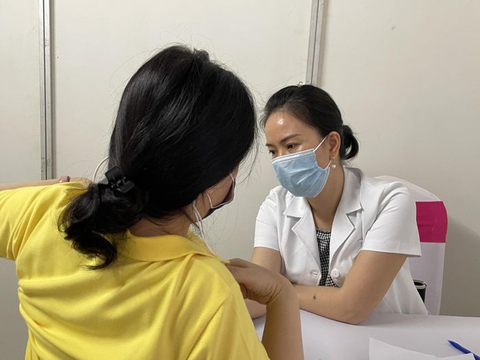 Khám sàng lọc ung thư vú tại Bệnh viện K. Ảnh: Bệnh viện K