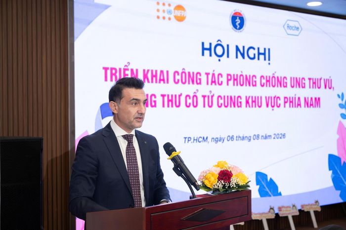Ông Burak Pekmezci, Tổng Giám đốc Roche Pharma Việt Nam phát biểu. Ảnh: Bích Thủy