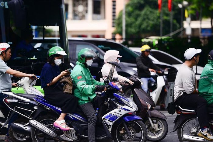 Cảnh báo sốc nhiệt khi làm việc ngoài trời trong những ngày nắng nóng. Ảnh: Tuấn Anh