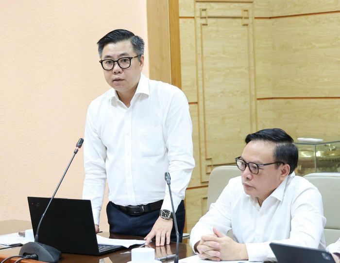 Lãnh đạo Vụ Tổ chức cán bộ báo cáo tại cuộc họp.  Ảnh: Trần Minh