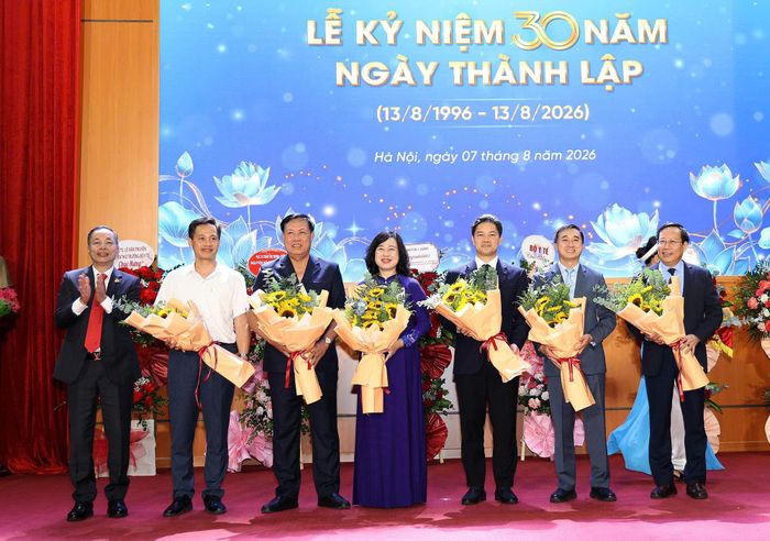 Cục Quản lý Dược Vũ Tuấn Cường tặng hoa tri ân Bộ trưởng Đào Hồng Lan, các đồng chí Thứ trưởng Bộ Y tế và đồng chí Phó Bí thư chuyên trách Đảng uỷ Bộ Y tế. Ảnh: Trần Minh