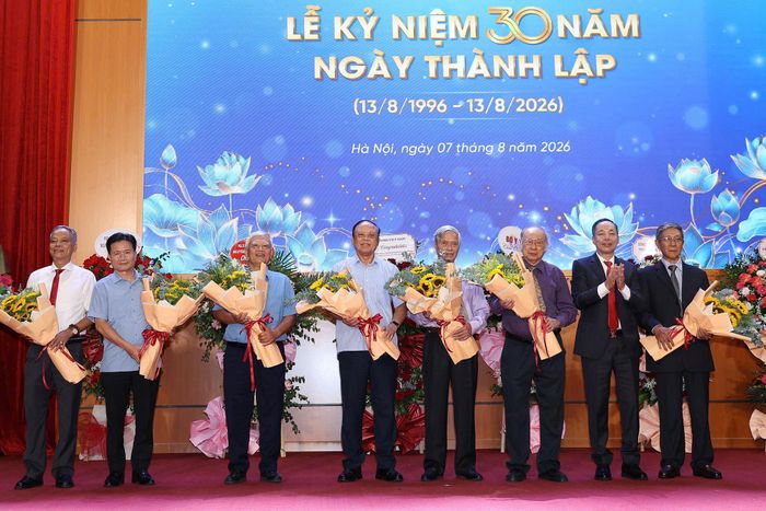 Cục trưởng Quản lý Dược Vũ Tuấn Cường tặng hoa tri ân các thế hệ lãnh đạo của Cục Quản lý Dược.  Ảnh: Trần Minh