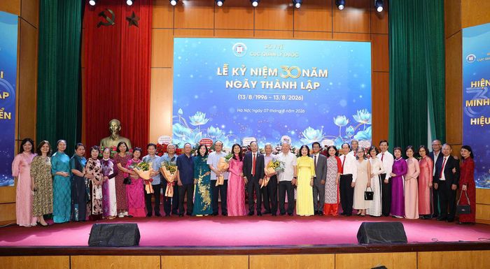 Cán bộ, công chức, viên chức, người lao động Cục Quản lý Dược qua các thời kỳ.  Ảnh: Trần Minh