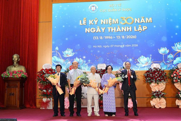 Cục trưởng Quản lý Dược Vũ Tuấn Cường tặng hoa tri ân các thế hệ lãnh đạo Bộ Y tế qua các thời kỳ.  Ảnh: Thái Bình