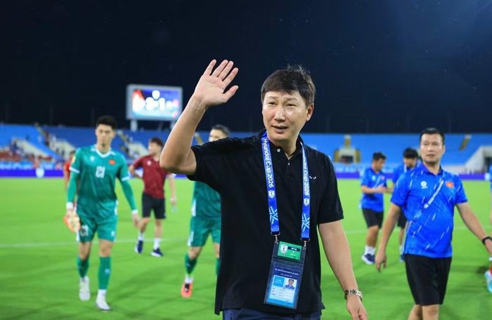 HLV Kim Sang Sik với màu áo đen may mắn. Ảnh: VFF.