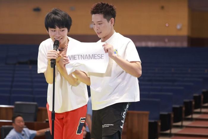 Nối tiếp màn giải mã, tung hứng ăn ý của tập 3 mùa 3, "anh em song sinh" Tám Trung - Tám Quân cùng chinh phục câu hỏi tiếng Anh.