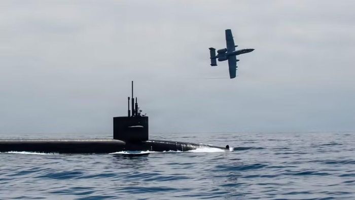 Theo hình ảnh được công bố, máy bay cường kích A-10 Thunderbolt II đảm nhiệm vai trò giám sát khu vực, phát hiện sớm các mối đe dọa và sẵn sàng đánh chặn những mục tiêu tiếp cận tàu ngầm khi phương tiện này hoạt động trên mặt nước.