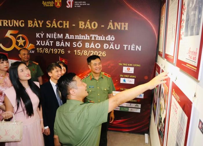 Trung tá Chu Quốc Dũng - Trưởng Ban biên tập An ninh Thủ đô trực tiếp giới thiệu về các nội dung trưng bày đến các đại biểu