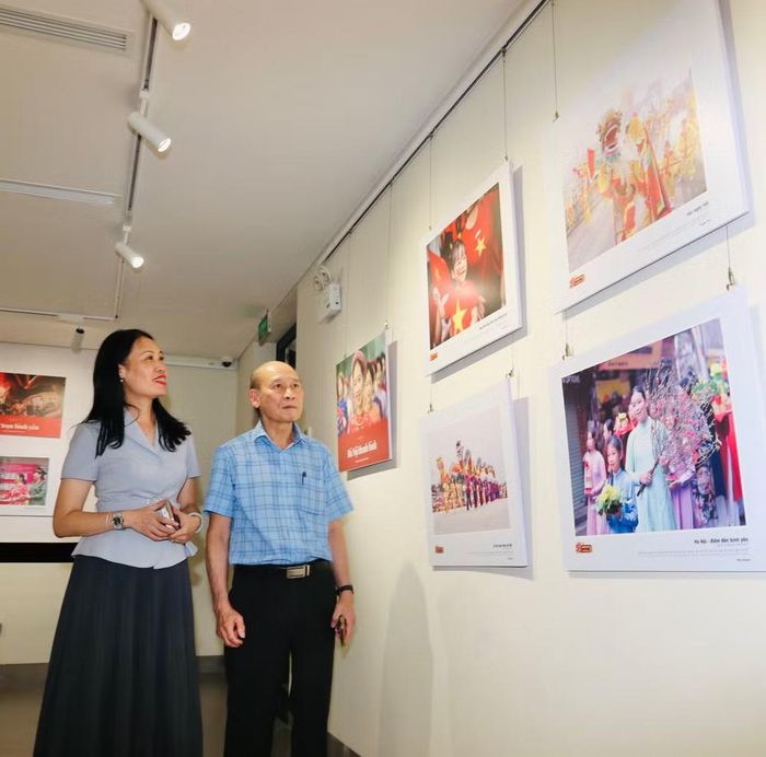 Phó Chủ tịch Thường trực Hội Nhà báo thành phố Hà Nội Kiều Thanh Hùng cùng quan khách tham quan triển lãm ảnh "Lực lượng Công an Thủ đô - Vì nước quên thân, vì dân phục vụ"