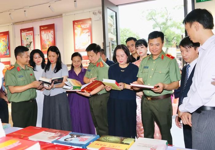 Đại biểu, khách quý tham quan Triễn lãm trưng bày Sách- Báo- Ảnh 50 năm kỷ niệm An ninh Thủ đô xuất bản số báo đầu tiên