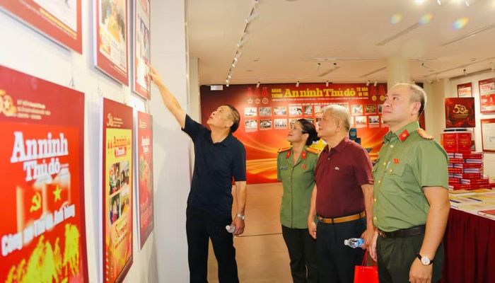 Lãnh đạo, cán bộ An ninh Thủ đô các thời kỳ tham quan triển lãm trưng bày 50 bìa báo An ninh Thủ đô ấn tượng